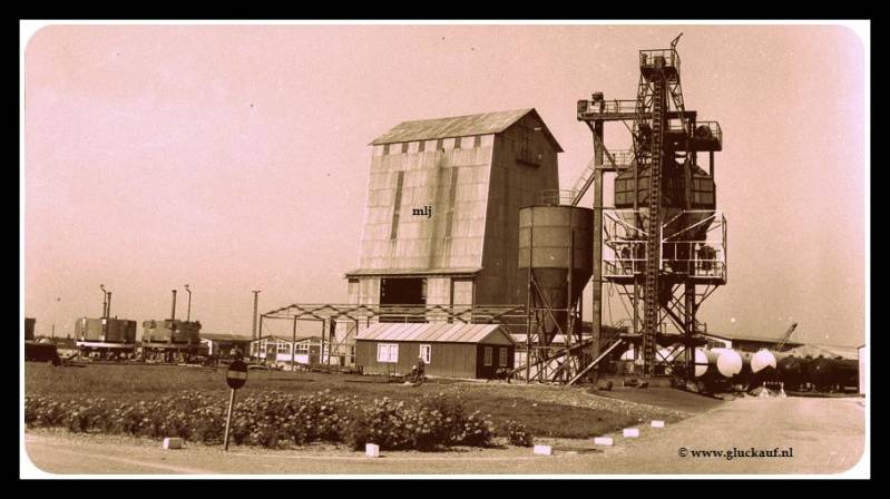 Foto van de schacht in aanbouw met rechts de betonfabriek van de Staatsmijn Beatrix. © www.gluckauf.