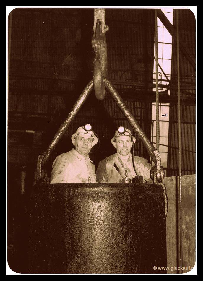 Ingenieur Vonken en opzichter Hugel uit Geleen aan het werk in de Stm. Beatrixin 1961-1962.© www.gluckauf.nl