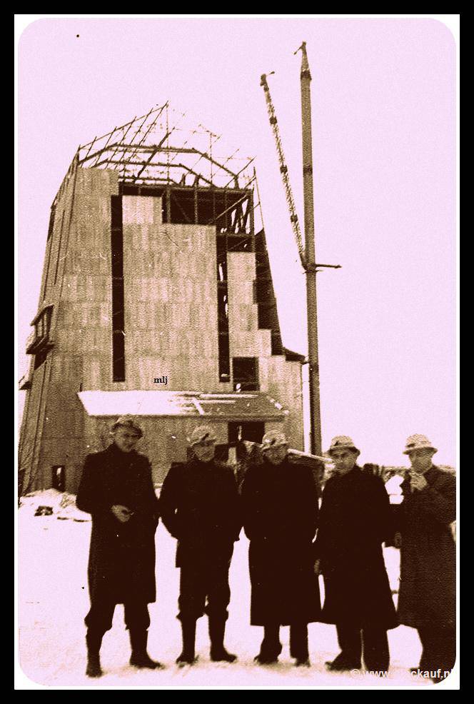 Ingenieurs van de Stm.Beatrix in de sneeuw voor de in aanbouw zijnde schacht.© www.gluckauf.nl