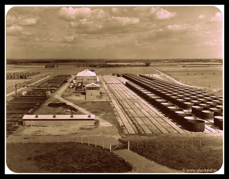 Opslagterrein van de voormalige Staatsmijn Beatrix. Op de rechterkant van de foto liggen de schachtringen klaar. © www.gluckauf.nl