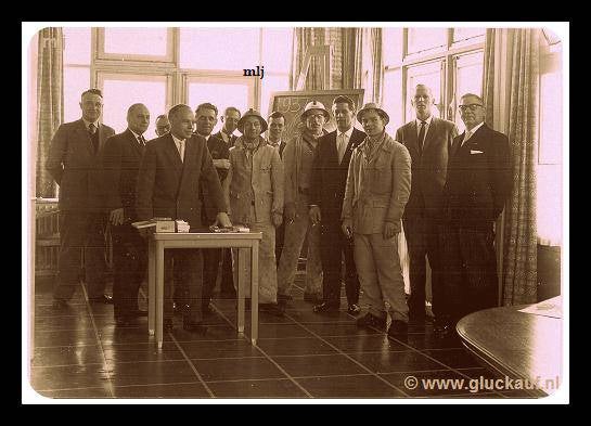 Beambten en ingenieurs op een kantoor van de Stm.Beatrix in 1961-1962.© www.gluckauf.nl