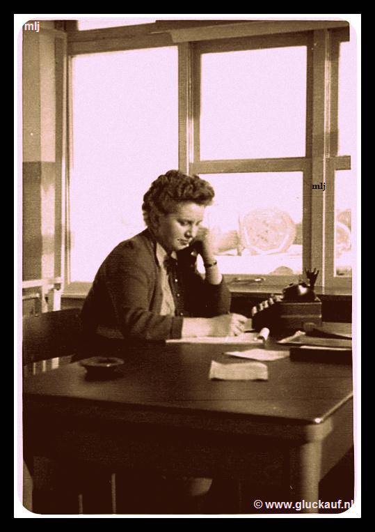 Telefoniste Mej.Cremers werkzaam op het kantoot van de Stm.Beatrix op 17-11-1955.© www.gluckauf.nl