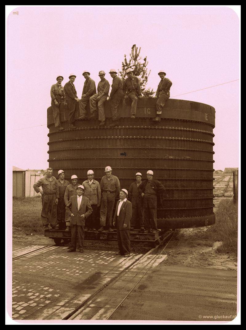 Voormalige arbeiders van de Staatsmijn Beatrix. Bij de laatste schachtr ing. © www.gluckauf.nl 