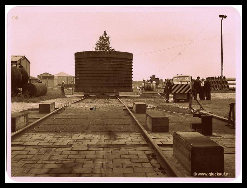 Voormalige arbeiders van de Staatsmijn Beatrix, leggen de laatste hand aan een schachtring. © www.gluckauf.nl  