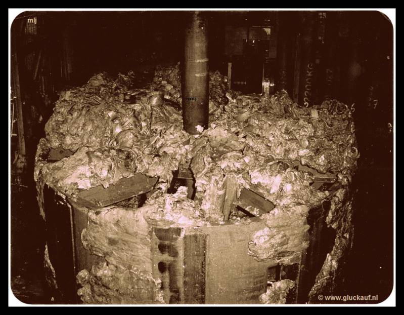 Onderhangende 4,4 meter geleider tijdens boren in de bonte klei op 395 meter.© www.gluckauf.nl