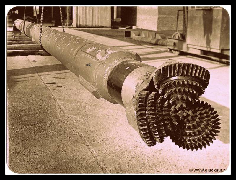 Foto van een Amerikaanse rollenboor die gebruikt is bij het boren op de Beatrix om door de harde kalksteen en mergellagen te boren.© Voorlichtingdienst Stm. Heerlen / www.gluckauf.nl.