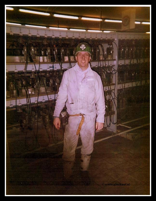 Henk in de lampisterie, ook nadat we ondergronds waren geweest. Op de achtergrond staan de accu&#039;s van de petlampen in de laders.© www.gluckauf.nl