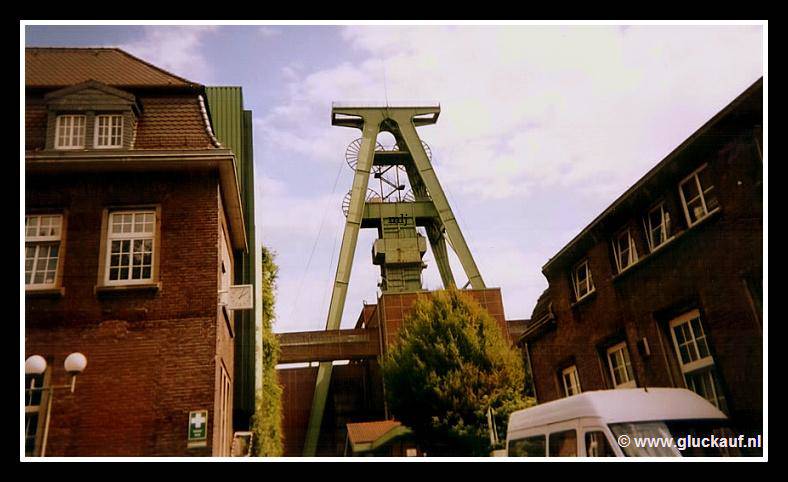 De schachttoren van de Duitse steenkolenmijn &quot;Lohberg&quot; te Dinslaken.   © www.gluckauf.nl