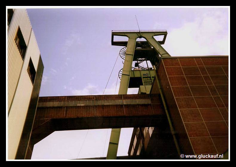 De schachttoren van de Duitse steenkolenmijn &quot;Lohberg&quot; te Dinslaken.   © www.gluckauf.nl