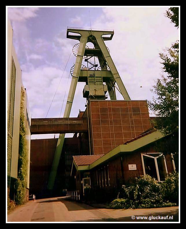 De schachttoren van de Duitse steenkolenmijn &quot;Lohberg&quot; te Dinslaken.   © www.gluckauf.nl