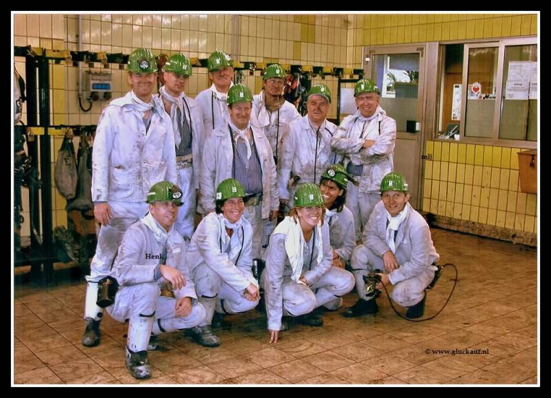 Groepsfoto, gemaakt nadat we na de rondleiding weer bovengronds waren gekomen. Ook hier weer Henk. © www.gluckauf.nl