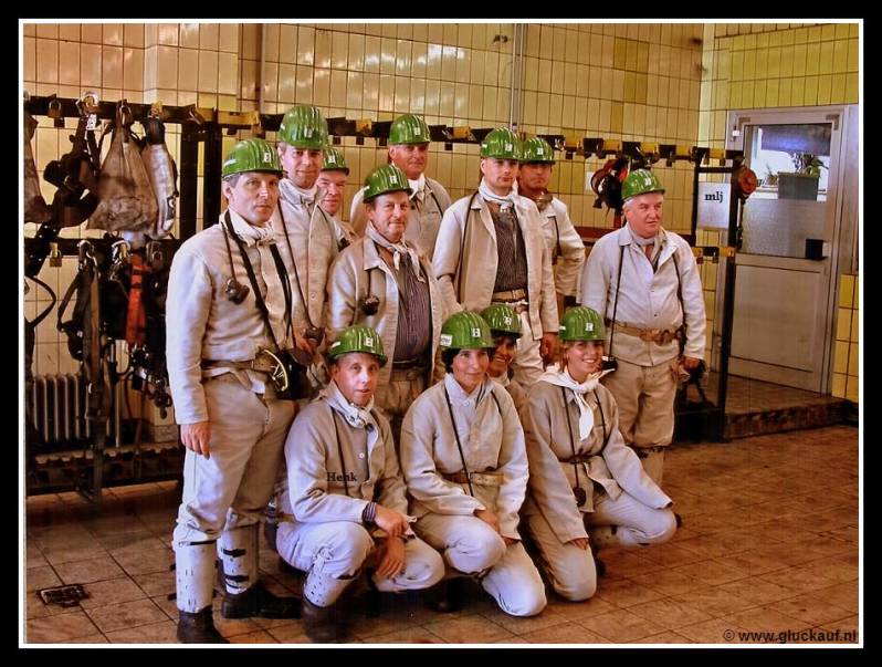 Groepsfoto, gemaakt voordat we ondergronds gingen. Henk de 2 hurkend aan de linkerzijde.  © www.gluckauf.nl