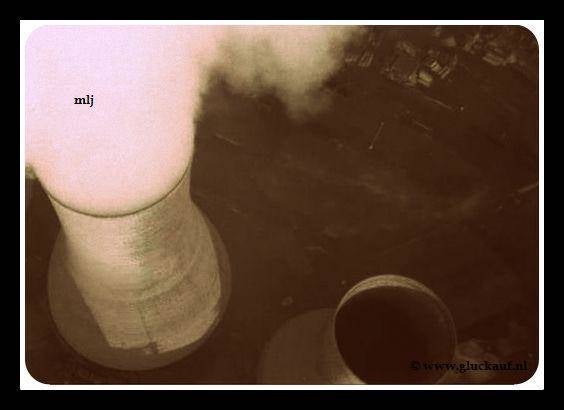 NIEUW! Blik op koeltorens van af de lange Lies 1953. © www.gluckauf.nl