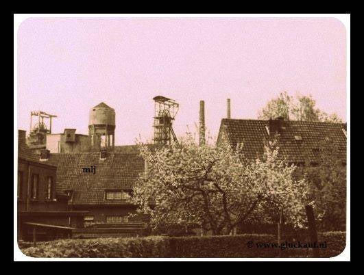 Bloeiende boom vr.de mijn Wilhelmina in Terwinselen Kerkrade 6 mei 1947. Schacht 1 staat link schacht 2 staat rechts. © www.gluckauf.nl