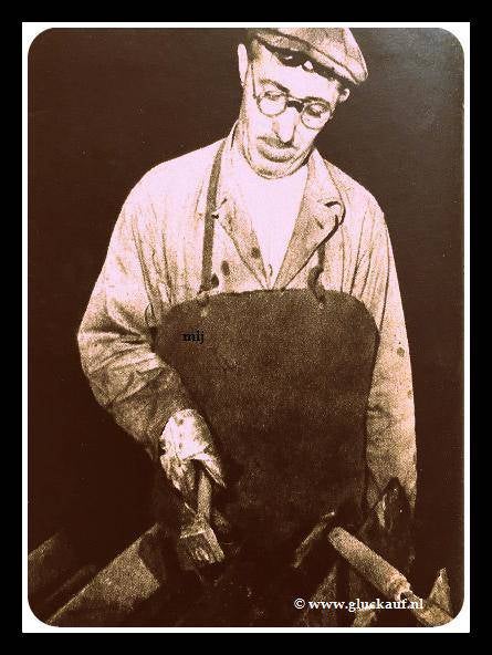 Bramer B.Van der Wegen aan het werk .Bij het zagen ontstaan bramen met een bikhamer en bastaard vijl worden de bramen verwijderd 1949.© Cals/www.gluckauf.nl