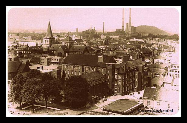 Foto is uit 1963, met op de achtergrond de Lange Jan & Lange Lies.© www.gluckauf.nl