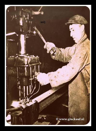 De bedienings man van de boormachine regelt met de linkerhand de toevoer van de boorolie.Hij boort gaten in de kapenstijl.© Cals/www.gluckauf.nl