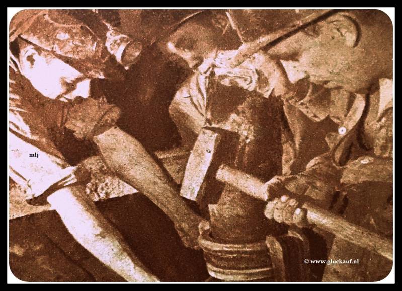 De beton spuitleiding wordt aan de spuitcylinder vast gekoppeld en mondt uit achter de bekisting.Op 540mJulia.© Cals/www.gluckauf.nl