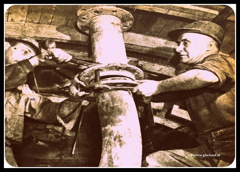 De beton spuitleiding wordt aan de spuitcylinder vast gekoppeld en mondt uit achter de bekisting Rechts staat schiethouwer Malensek 540m.© Cals/www.gluckauf.nl