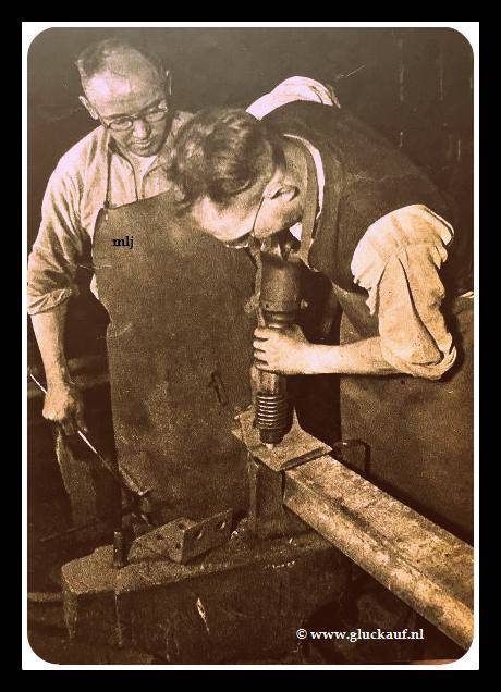 Op de foto zie je hoe het hoekijzer aan de rail wordt vast geklonken. F.Dahmen heeft de klinknagel in het gat gestoken.© Cals/www.gluckauf.nl