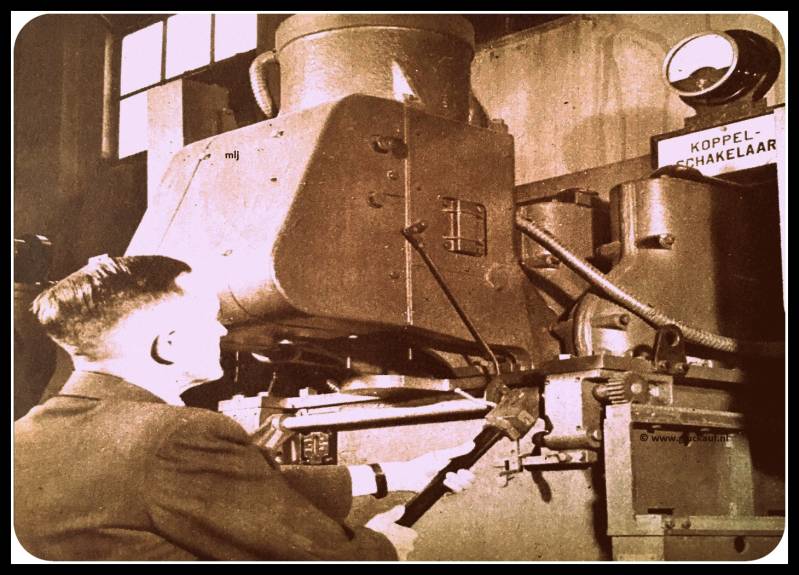 De heer opz. S.Medema van deel ectr.Afd Stm.Emma maakt een beschermde HS schakelaar bedrijfs klaar 1948.© Cals/www.gluckauf.nl