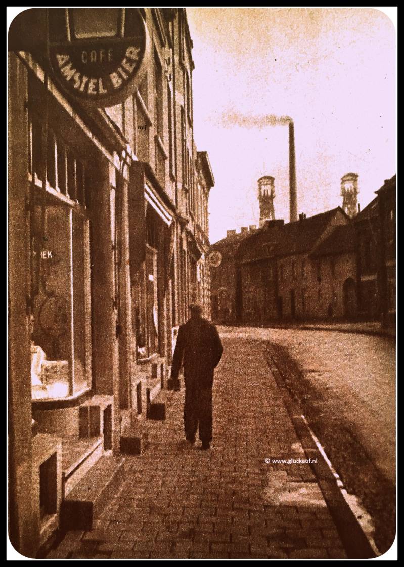 De industriestraat te spekholzer heide met op de achtergrond de Mijn Willem-Sophia uit 1948.© Driessen/www.gluckauf.nl