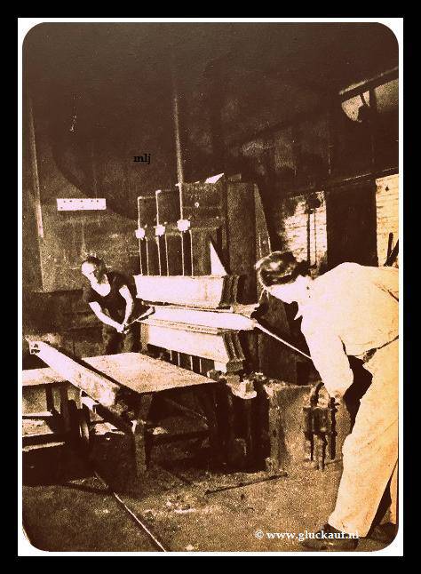 De kromme die in de oven zijn gegloeid worden onder de pers gericht. C.Hofland(L) en G.Wieche (r) hebben de kap in de steek gaffels 1949.© Cals/www.gluckauf.nl