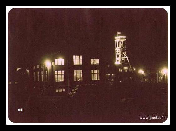 De schacht van de Oranje Nassau 4, verlicht ter gelegenheid van de trouwdag van Prinses Juliana op 7 Januari 1937. © Bos./www.gluckauf.nl