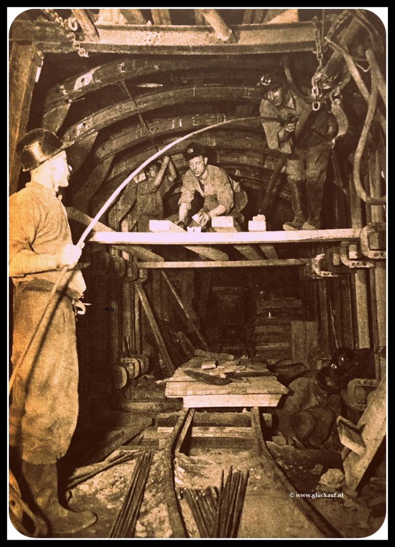 De schakel ruimte wordt in beton gezet.Het aan brengen van de bewapening achter het ijzeren geraamte. Op de 540m uit 1949.© Cals/www.gluckauf.nl