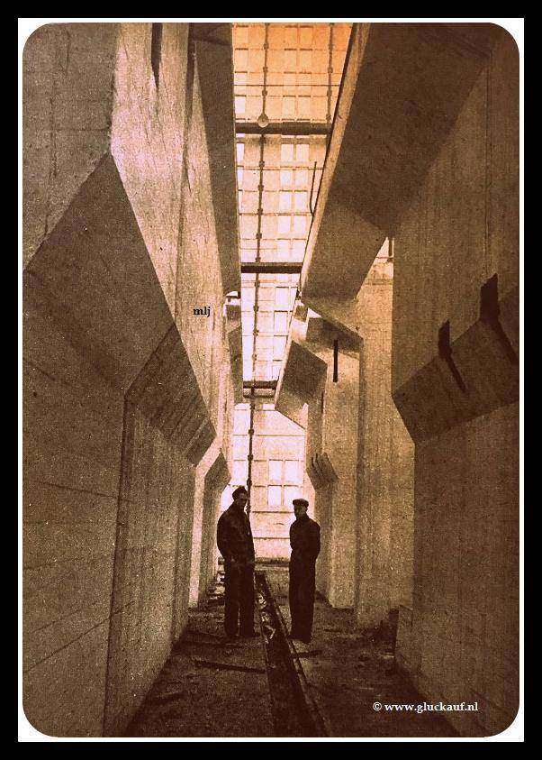 NIEUW! De zware fundamenten waar op de machtige compressoren zullen draaien.Op de achtergrond een betonwand die uit losse betonplaten is geconstrueerd.Nieuwe watergas fabriek SSB 1949.© Driessen/www.gluckauf.nl