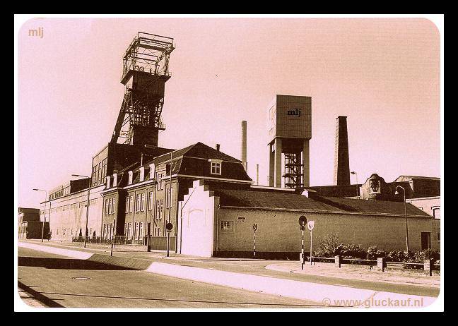 Domaniale Mijn gezien vanaf de Nieuwstraat, let op de grensmarkering midden op de Nieuwstraat, links is Duitsland en rechts is Nederland.© www.gluckauf.nl