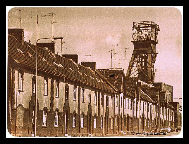 Kleurenfoto van de indrukwekkende schacht van de Domaniale Mijn te Kerkrade aan de Nieuwstraat, de mijnwerkershuizen zijn helaas ook gesloopt.© www.gluckauf.nl