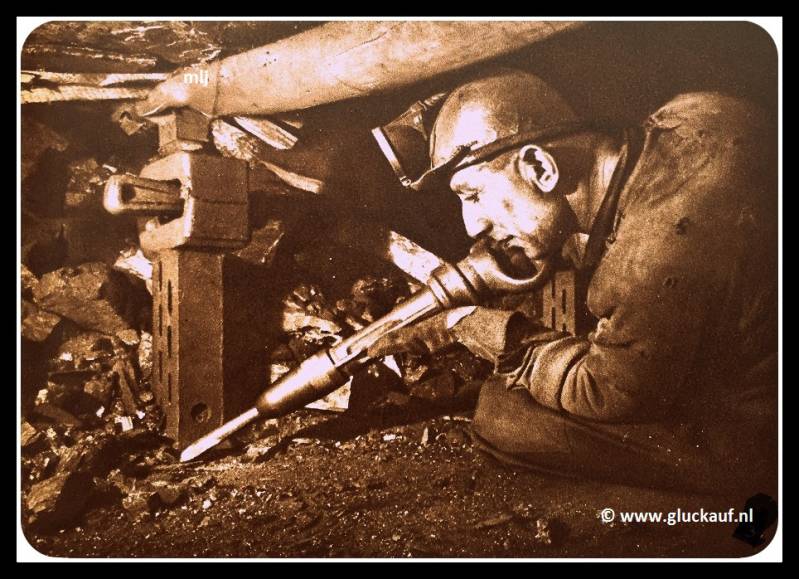 (roven) Door de druk van het hangende is de stempel tot op het slot in gezakt!Met de Afbouwhamer wordt de stempel van onderen vrij gemaakt,1948.Pijler 4B.© Cals/www.gluckauf.nl