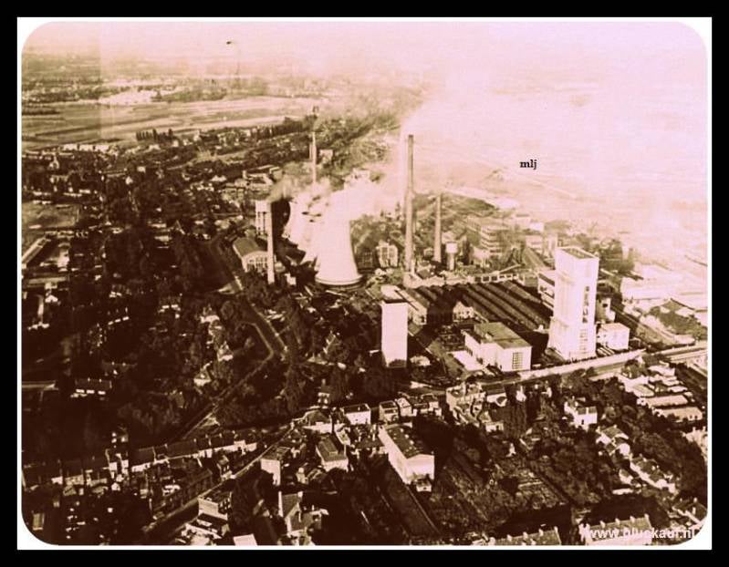 Luchtopname van de Stm. Emma, uit 1952. Aan de rechterzijde staat de schacht 3 en vóór deze schacht loopt de Akerstraat te Hoensbroek en uiterst rechts in het midden ligt de spoorbrug.© Bos./www.gluckauf.nl