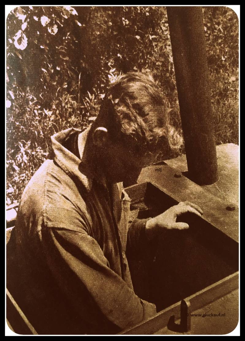 Eerste machinist J.A. Broers daalt af in een bronput in 1948 pompstation Stm.Hendrik.© Cals/www.gluckauf.nl