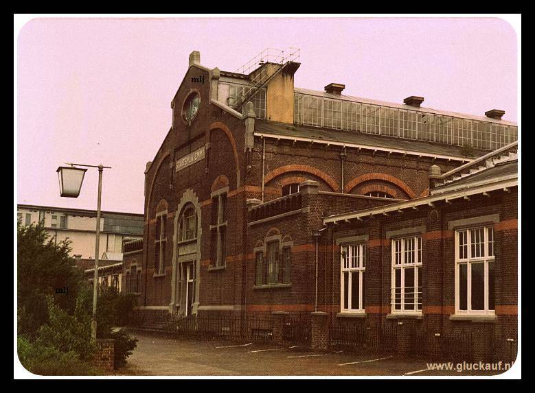 Kleurenfoto van het voormalige hoofdgebouw van de Stm. Emma, de foto is uit de jaren tachtig.© www.gluckauf.nl