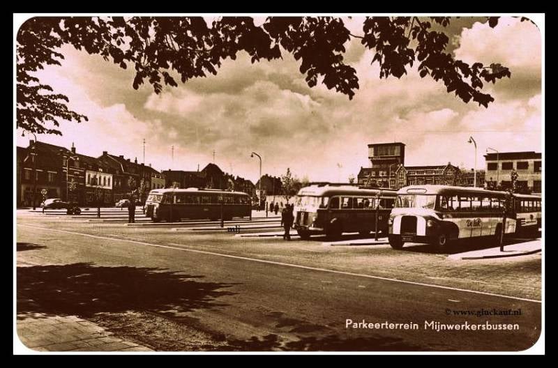 Fotokaart uit 1958.    Akerstraat-Noord. Parkeerterrein voor de mijnwerkersbussen bij de Stm. Emma.© Janssen.www.gluckauf.nl