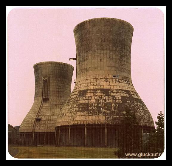 Kleurenfoto van de "van Iterson" koeltorens van de Stm. Emma, de foto is genomen in de jaren 70.© Bauten./www.gluckauf.nl