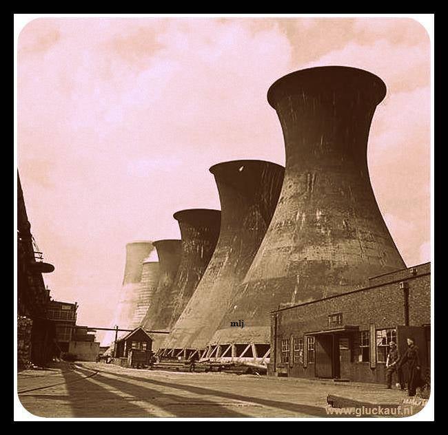 Foto van de "van Iterson" koeltorens van de Stn. Emma, de foto is genomen in de jaren vijftig.© Vision./www.gluckauf.nl