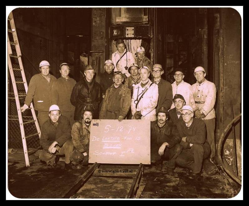 Op 5 december 1974 kwam de laatste kooi boven van de Staatsmijn Emma, in de schacht 1. © Stm. Emma. www.gluckauf.nl