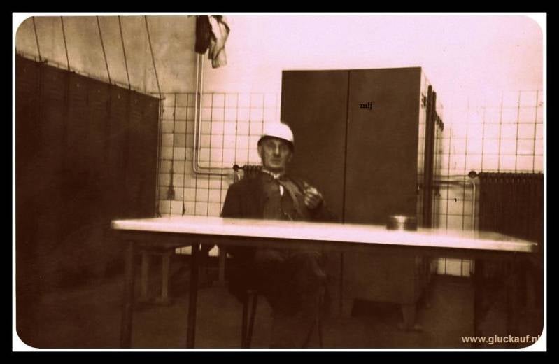  Op de foto is de heer Jan Hubert Stevens te zien. Zittend in een schaftlokaal van de Stm. Emma. Hij was jaren werkzaam bovengronds op het houtterrein. © M. Stevens./www.gluckauf.nl