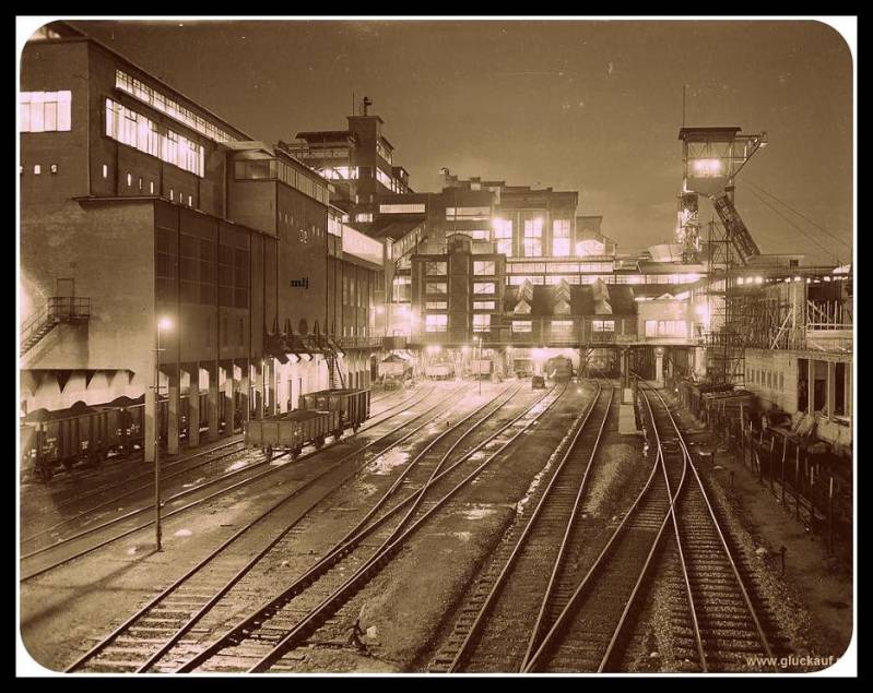 Rangeerterrein en vulstation voor kolen van de Stm. Emma in avond, de foto is uit 1955.© Stm. Emma./www.gluckauf.nl