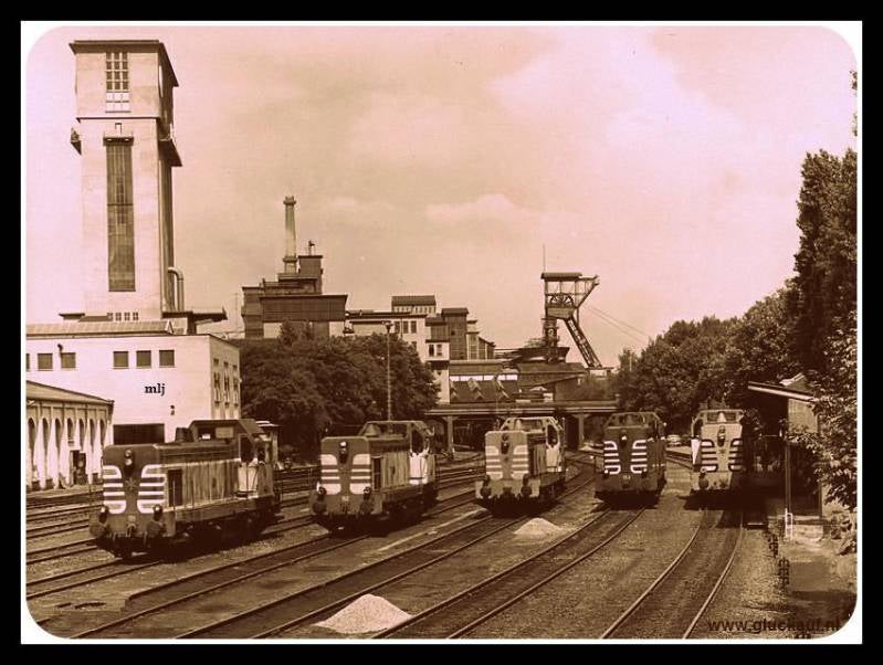 Diesel locomotieven van de Stm. Emma mooi naast elkaar opgesteld. Achter de middelste locomotief en voor de schacht zie je de brug van de Akerstraat liggen. Vanaf deze brug had je dan ook een prachtig zicht op de mijn en de treinen. Deze foto is van eind
