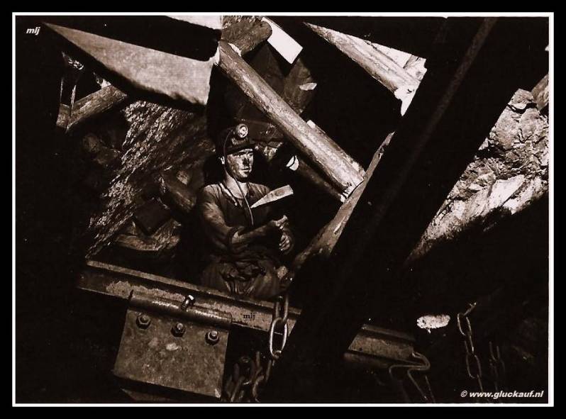 Foto is gemaakt op 16 november 1961. Houwer aan hetg werk in de Rampijler. © www.gluckauf.nl