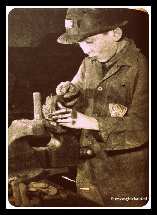  Gerard Jansen in de nieuwe werkplaats van het nieuwe  ovs gebouw van de ON 1, uit 1949.© Cals/www.gluckauf.nl