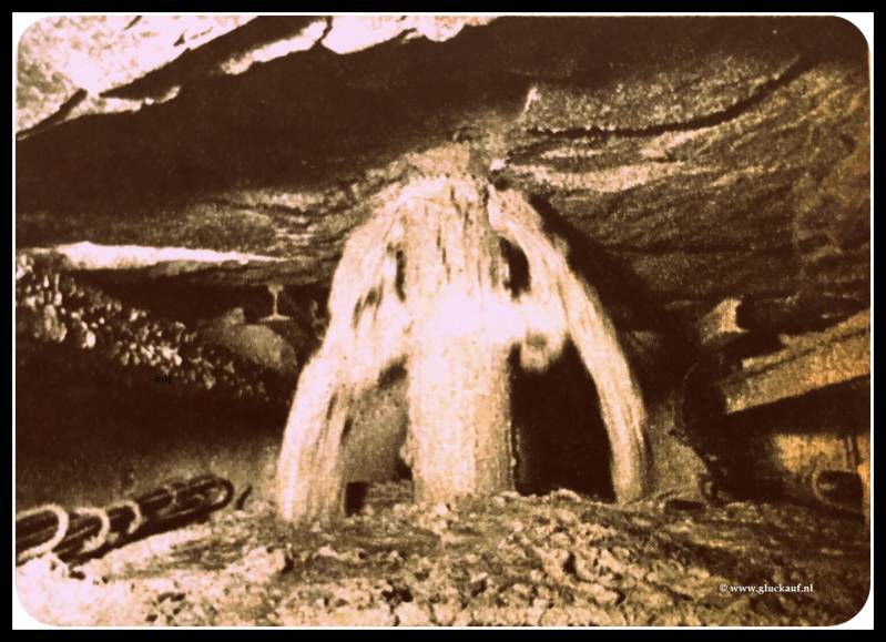 Het beton stroomt uit de spuitleiding.Als het beton hard is geworden kunnen de bekistingen het ijzeren geraamte waar op zijin aangebracht worden verwijderd op de 540m. © Cals/www.gluckauf.nl