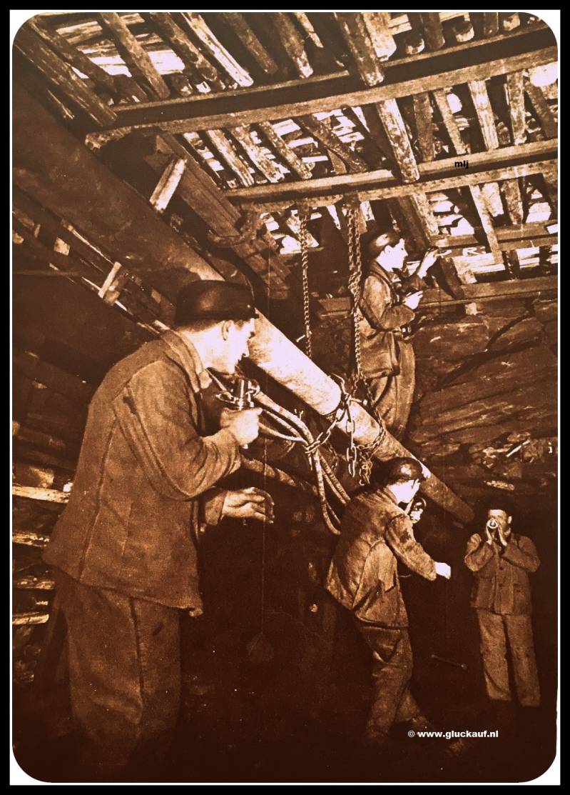 Het door trekken van eenrichting in een bandgalarij. Wanneer voor de afvoer van de kolen een transportband wordt gelegd is het noodzakelijk dat de galarij een zuiver rechte lijn heeft,1948.© Cals/www.gluckauf.nl