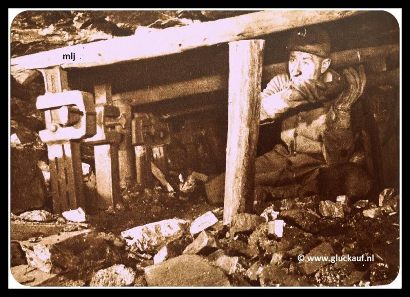 (roven) Het eerste werk van een rover is het plaatsen van een houten hulpstijl in het midden van het roofpand die het dak moet dragen als de breukstijlen de stempels van de bouw zijn verwijderd.© Cals/www.gluckauf.nl