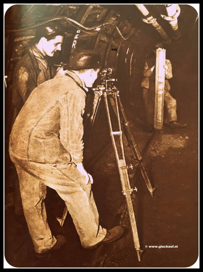 Hoe is deze steengangen gelegen tenopzichte van Nieuwe Amsterdams Peil.De waterpas zal het uitwijzen.Tevens wordt hier de helling van het spoor gecontroleerd.© Cals/www.gluckauf.nl