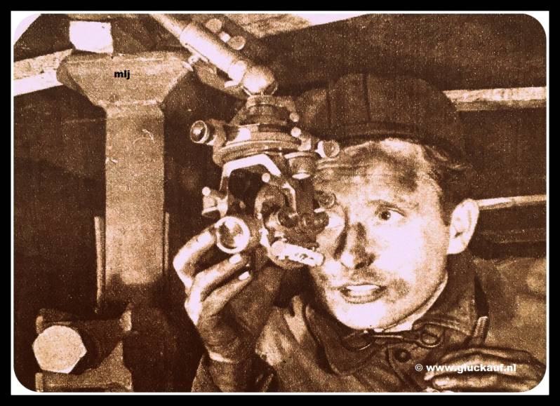 Hoofd opzichter J.H.M. Beugels bij de opmetingen . Om de 14 dagen wordt de stand van de pijler door de mijnmeter opgenomen , waarbij hij de ophangtheodoliet gebruikt. Dit meetinstrument ,dat aan de kap of stijl wordt bevestigd , neemt weinig plaats in.© C